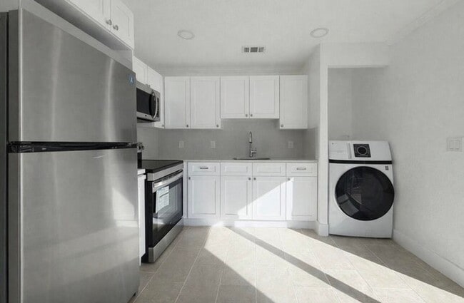 Building Photo - 736 Neil Rd