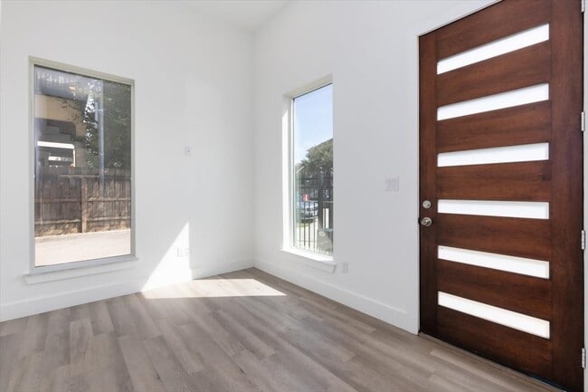 Photo - 645 W 16th St