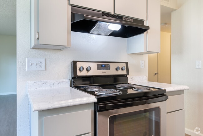 2BR, 2BA - 970SF with Hardwood Floor