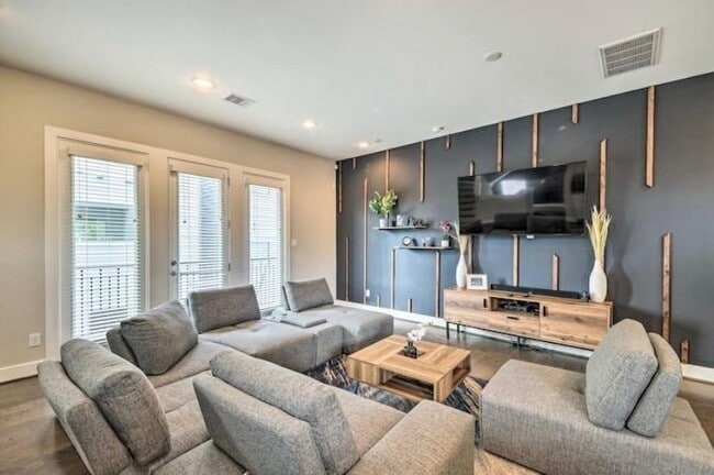 Photo - 2403 Everett St