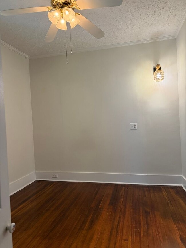 Photo - 305 Sussex St