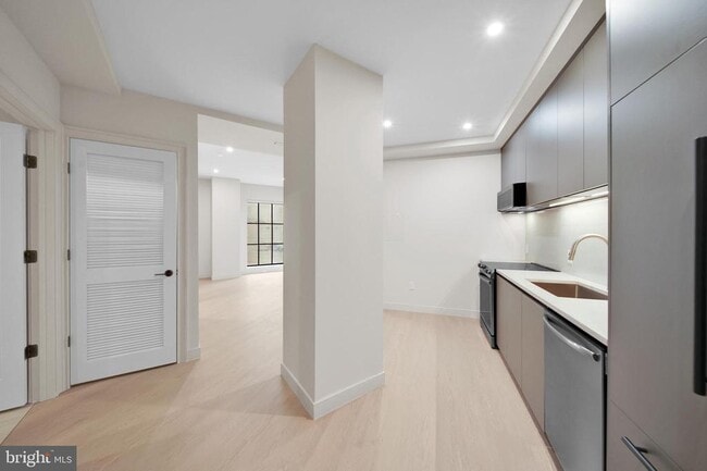 Building Photo - 2121 Ward Pl NW Unit 401