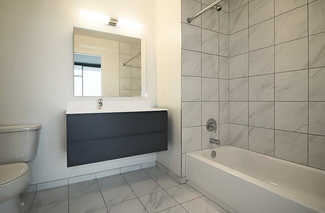Photo - 809 N La Salle Dr