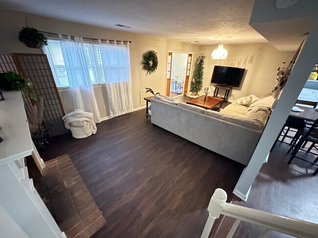 Photo - 137 Holmes Cir