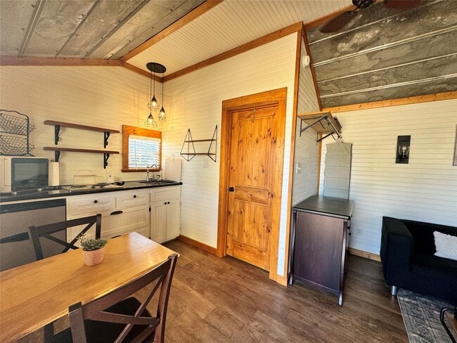 Photo - 6055 Trackside Rd