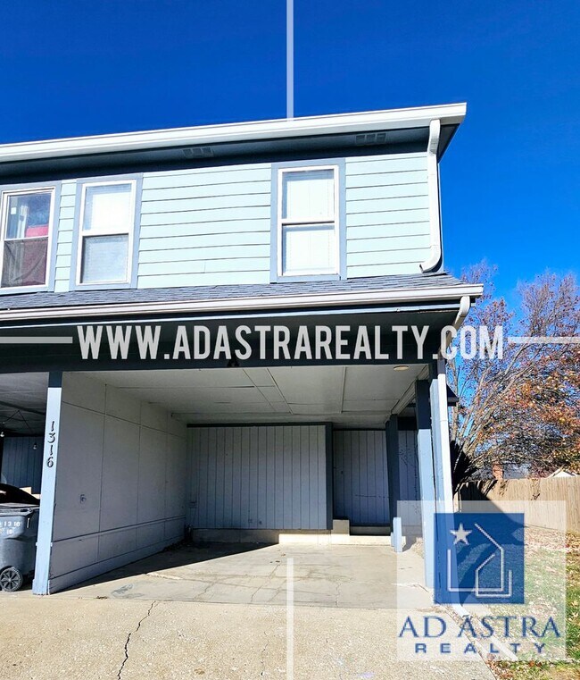 Photo - Nice 3 bed 1.5 bath townhouse in Olathe-Co...