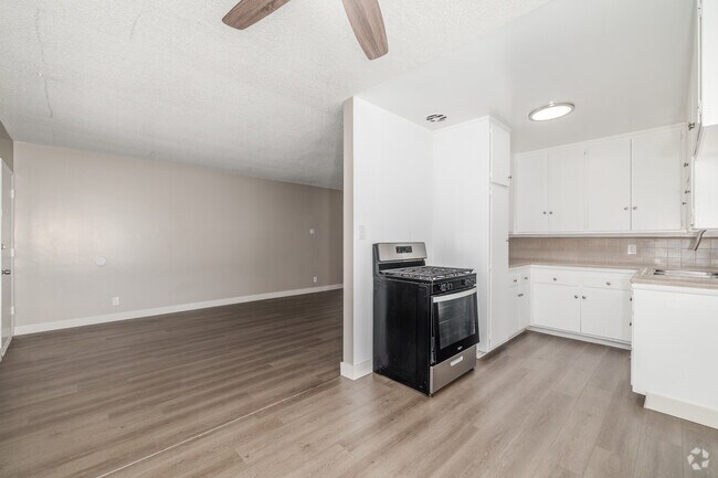 1BR, 1BA - 680SF - Living Room