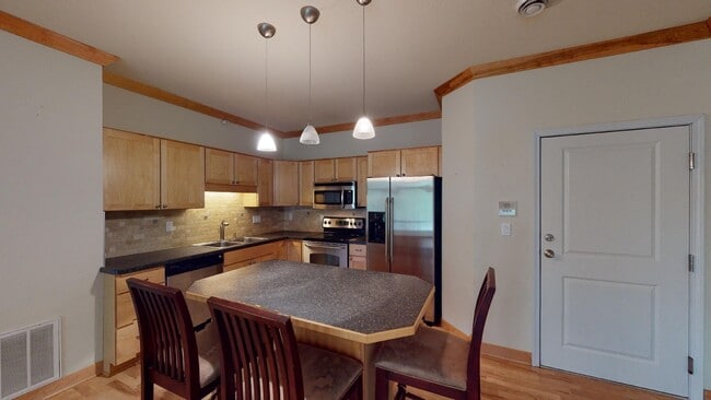 Photo - Cute Condo w/Security Access & Garage - Pets are Allowed Unidad 106 RENTAL