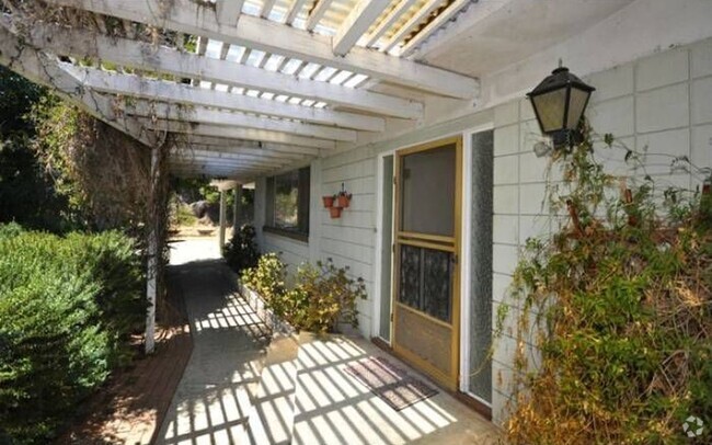 Building Photo - 1579 Old Topanga Canyon Rd Unit Apartment