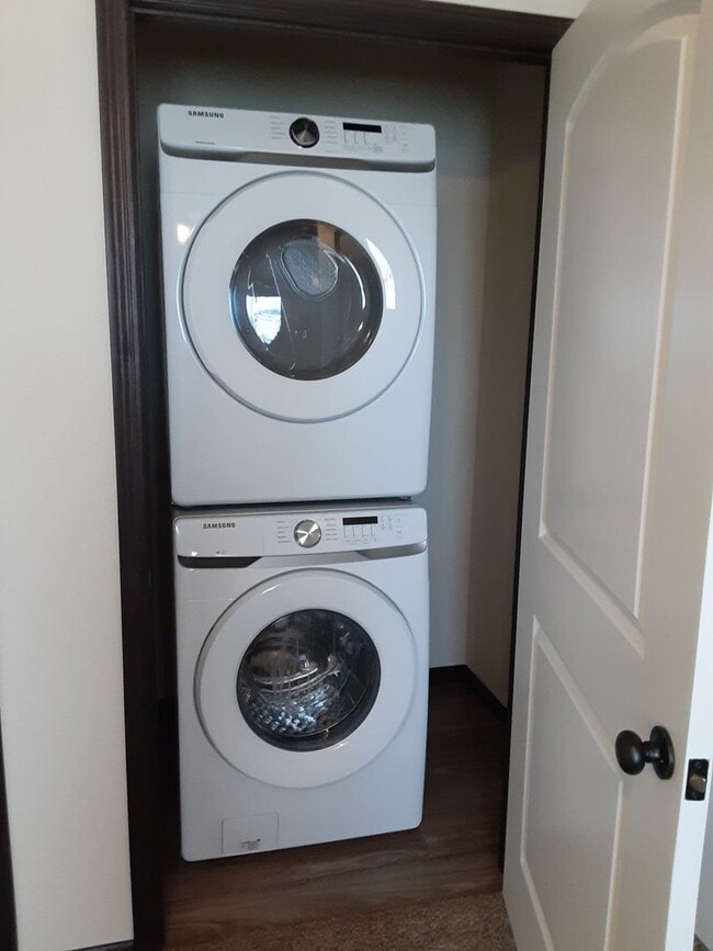 Photo - Modern Comfort: Discover Our 1-Bedroom Apartment Gem Unit Fox Run Apartments -581 #9