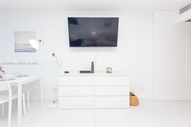 5445 Collins Ave Unit 908