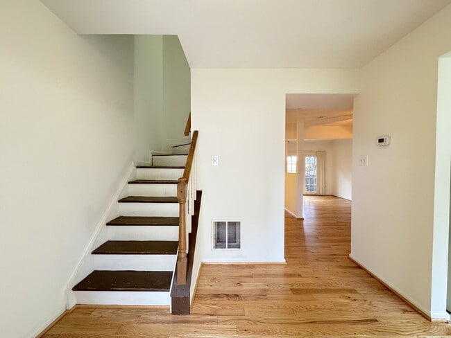 Building Photo - Inviting Townhome with Abundant Space & Co...