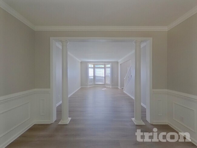 Photo - 1002 Hollingdale Ct