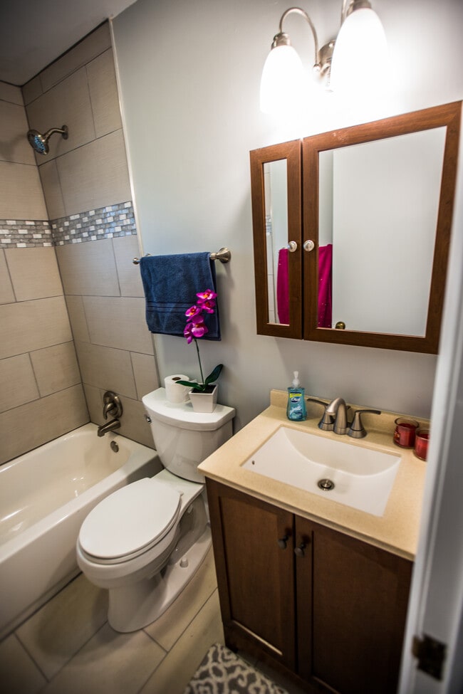 Fully renovated bathroom! - 18909 Lorenz Ave Casa