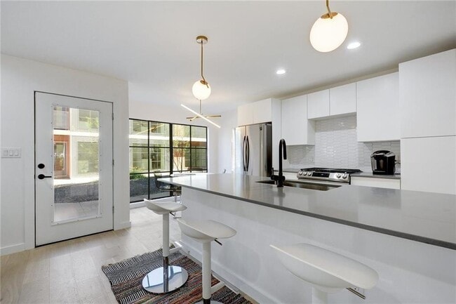 Building Photo - 400 E 30th St Unit 204