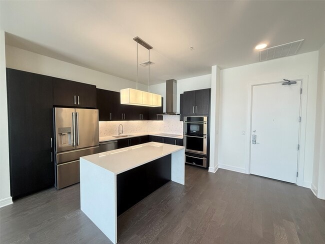 Building Photo - 3300 Main St Unit PH3006