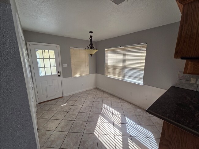 Building Photo - 305 W Castle Harbour Dr