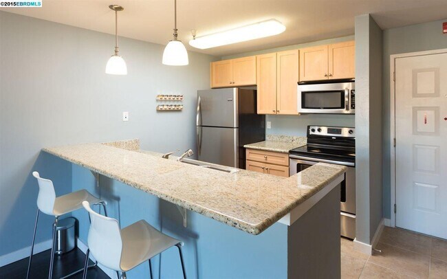 Lovely and updated top floor 1/1 condo wit... - Lovely and updated top floor 1/1 condo wit... Unit 4410