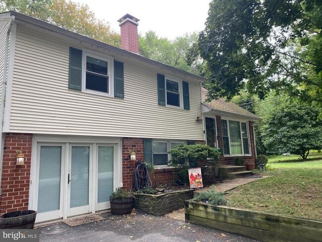 Building Photo - 575 Avon Rd Rental