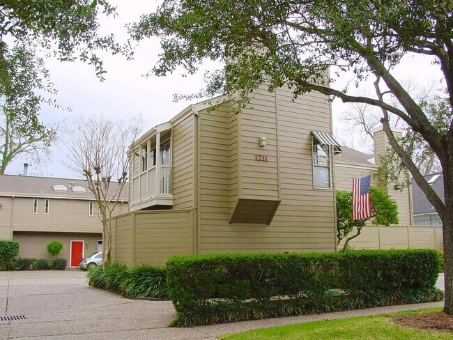 Building Photo - 1211 Jackson Blvd Unit C Rental