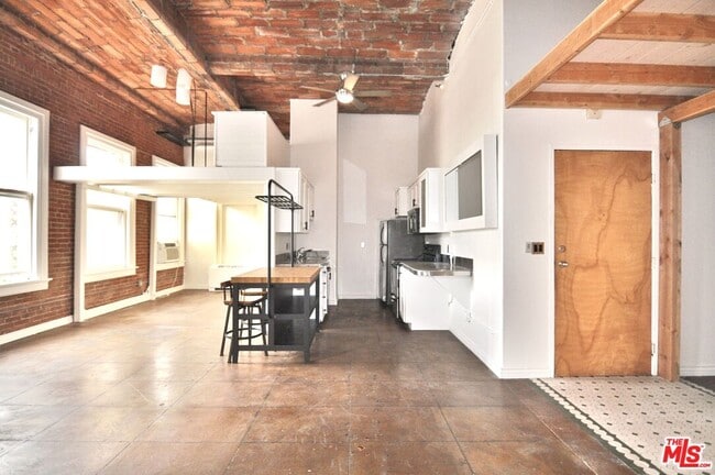 Building Photo - 215 W 7th St Unit 1404