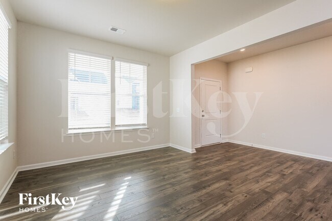 Photo - 557 Hillpark Ln