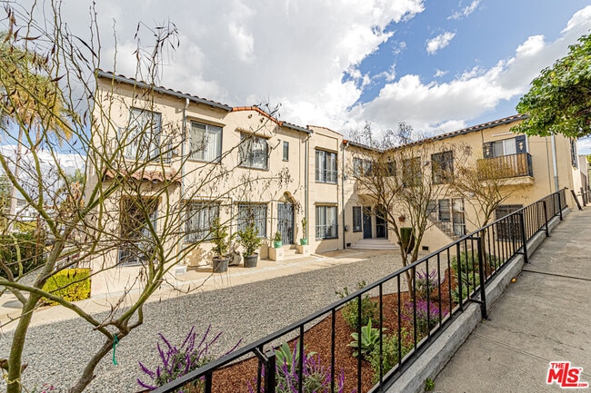 Building Photo - 1152 S Bronson Ave