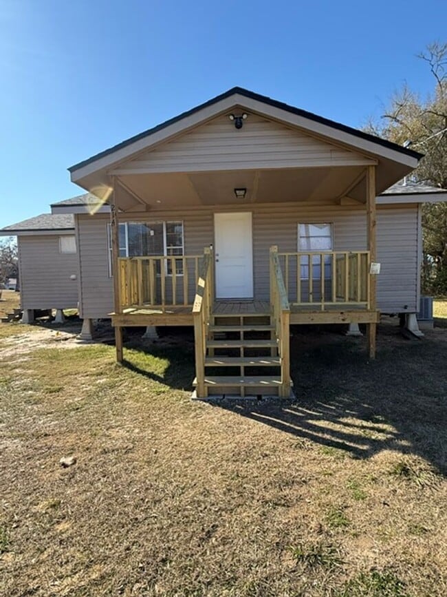 Building Photo - Simple & Comfortable 3 Bedroom Home in Iowa, LA with Large Yard!