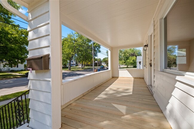 Photo - 749 Appleton Rd