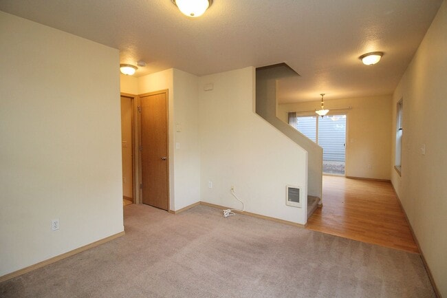 Photo - 812 N Dekum St