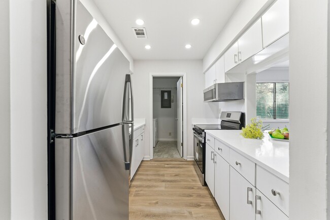 Photo - 56 Finch Trail NE