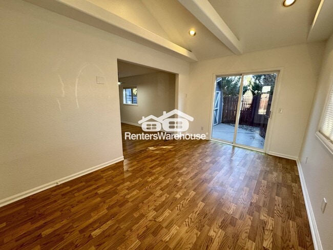 Photo - 1280 Van Gordon St