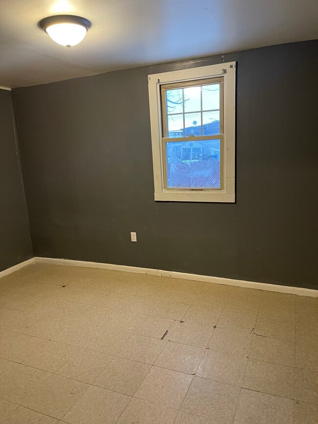 Bedroom - 734 Roberts St