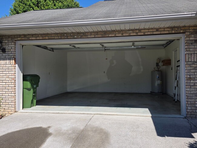 Photo - Maryville 37804 - 3 bedroom, 2 Bath Home , 2 car garage - Contact Donna Bailey (865) 389-6590