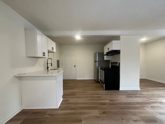 Photo - Newley Renovated Studio!