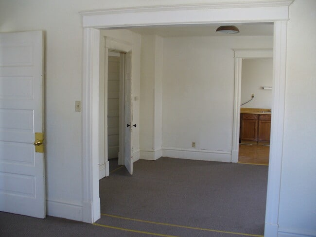 Building Photo - 1617 12th Ave Unit upper Rental