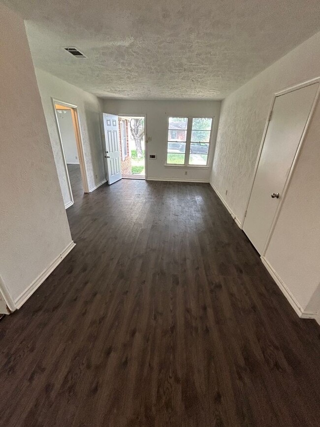 Photo - Fabulously maintained 1 bedroom with beautiful surrounding