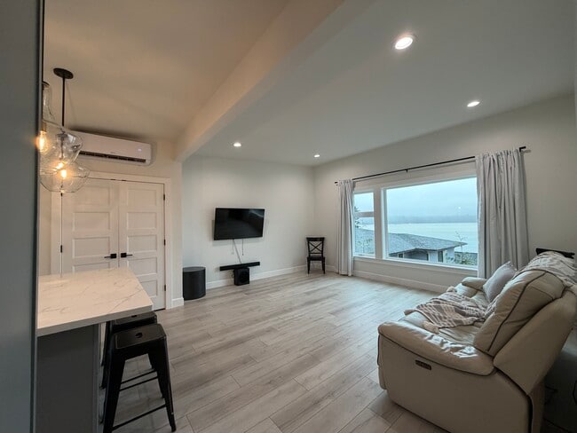 Gran isla con acceso a la sala principal. ¡Amueblada con sofá reclinable! - 3020 N 33rd St Unidad 3020 B