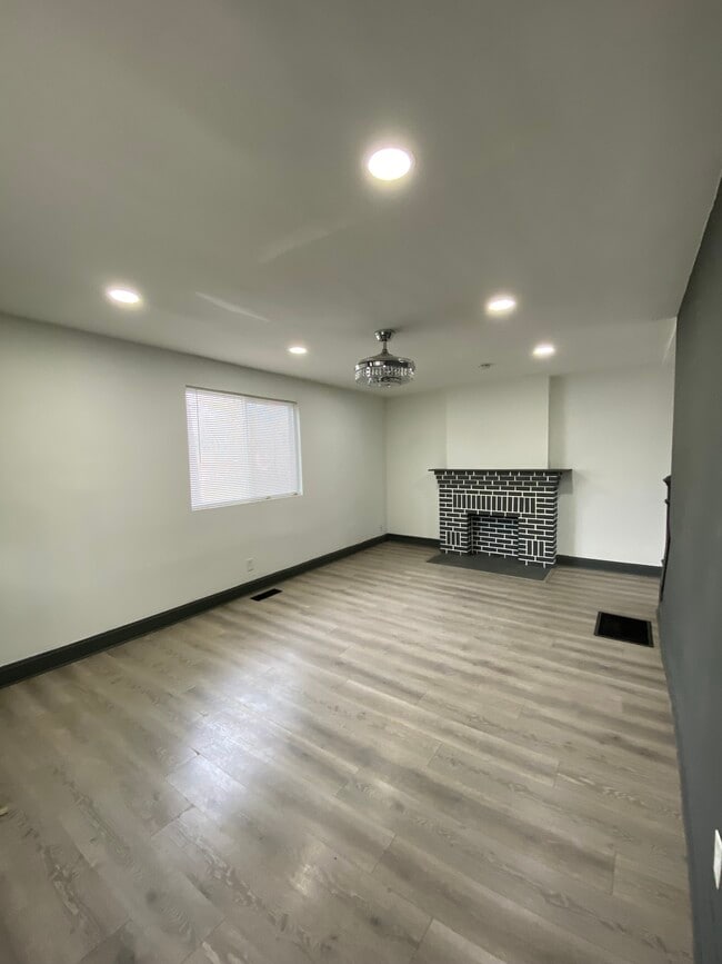 Building Photo - 1275 E Kossuth St