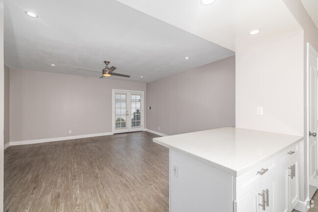 2BR, 2BA - 850SF - Living Room