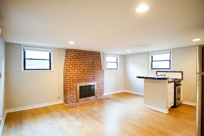 Building Photo - Adorable & Cozy NW 1 Bdr w/Fireplace + Hardwoods! Unit 342