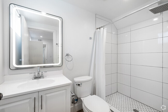 5 habitaciones, 5 baños - 1876 pies cuadrados - Baño - 3001 Van Buren Pl