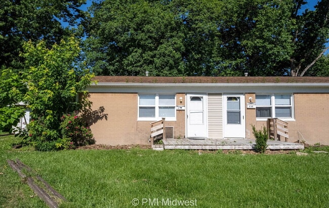Building Photo - "Charming 2-Bed Duplex Retreat in Indianapolis - Cozy 728 Sq Ft Gem!"
