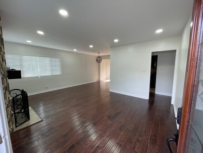 Photo - 8515 Barnsley Ave