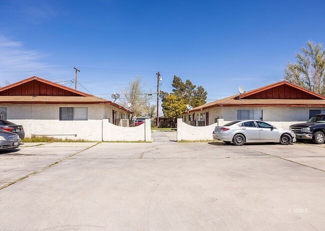 Building Photo - 424 W Wilson Ave Unit C