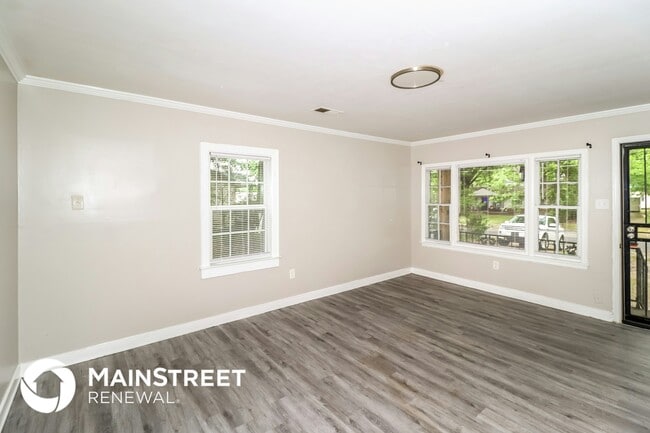 Photo - 563 Sandridge St