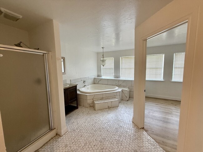 Photo - 915 W Kings Rd