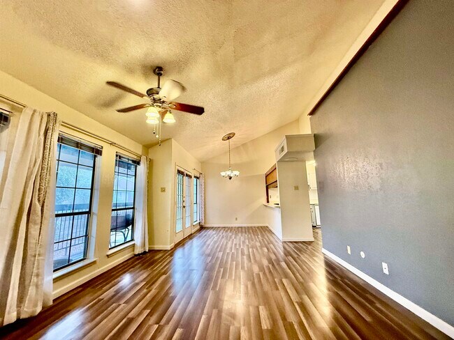 Photo - 8633 Datapoint Dr Unidad 226