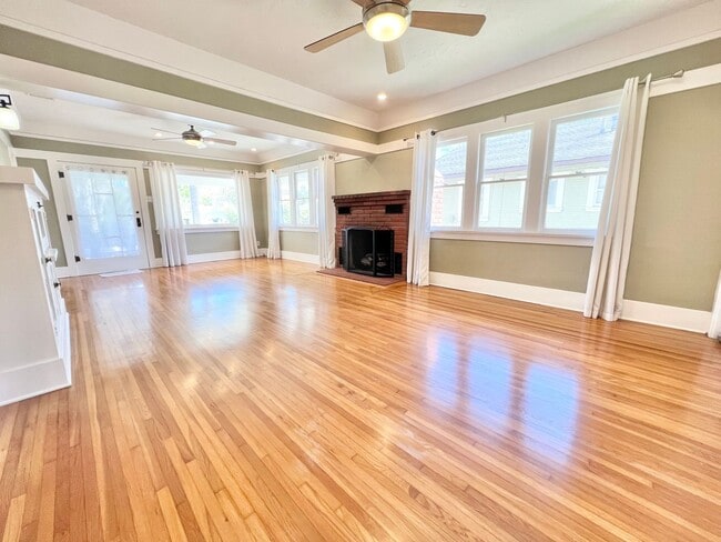 Building Photo - Charming 2BD/1BA with Hardwood Floors & Spacious Backyard Near Colorado Lagoon
