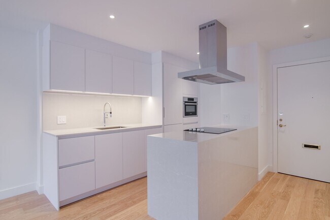 Building Photo - 4555 Av. Bonavista Unit 111